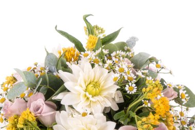 Bir buket çiçek beyazda izole edilmiş.