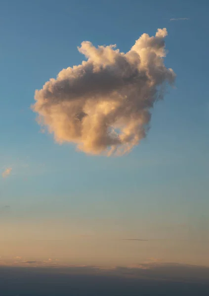 Ensamt Moln Den Blå Himlen Med Remsa Moln Vid Solnedgången — Stockfoto