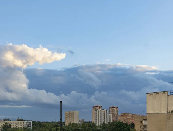 Ciudad Verano Fondo Grandes Nubes — Foto de Stock