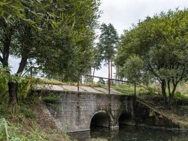 Nehrin üzerindeki eski taş köprü
