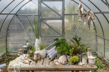 Ahşap masada dekoratif elementler