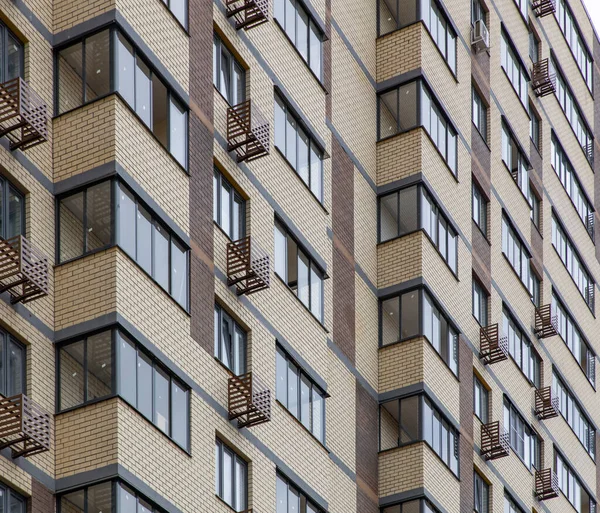 Gevel Van Een Modern Flatgebouw Stockafbeelding