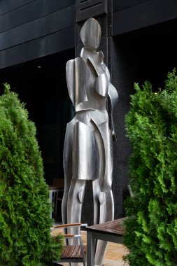 Şehirde demir heykel ve cepheler 