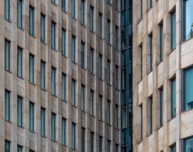 Modern bir iş merkezi binasının ön cephesi