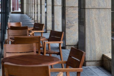 Kafe masaları ve sokaktaki sandalyeler 