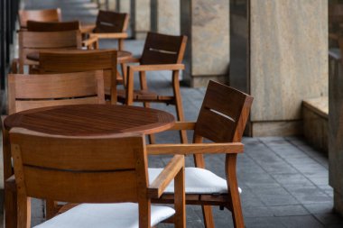 Kafe masaları ve sokaktaki sandalyeler 