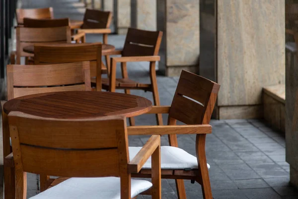 Kafe masaları ve sokaktaki sandalyeler 