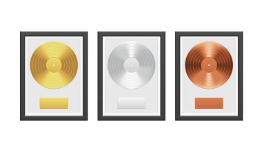 Beyaz tuğla duvarda siyah çerçeveli altın, gümüş ve bronz plak plakları