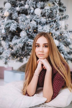 Noel. Yeni yıl kutlama. Güzel tatil Noel ağacı ile oda dekore edilmiştir. Güzel kız poz 