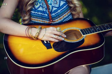 Güzel hippi kız gitar günbatımı Park ile