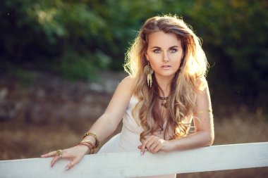 Boho tarzı kız güzellik portresi