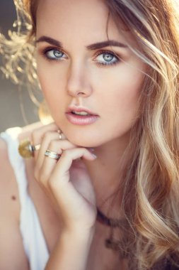 Boho tarzı kız güzellik portresi