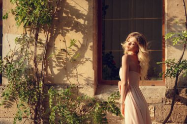 Parkta yürüyen genç güzel kadın. Güzel güzel kız moda stil portresi 