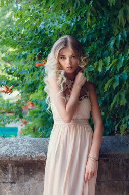 Parkta yürüyen genç güzel kadın. Güzel güzel kız moda stil portresi 