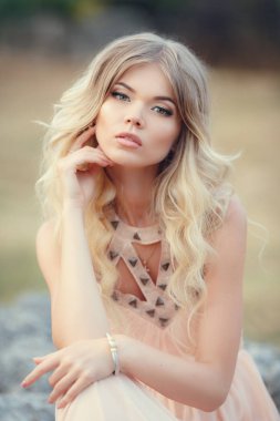 Gün düğününde gelin. Evlilik. Mutlu kadın poz