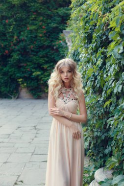 Parkta yürüyen genç güzel kadın. Güzel güzel kız moda stil portresi 