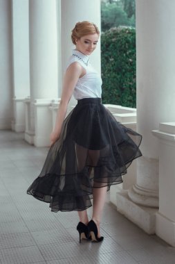 Güzel genç moda kadın poz 