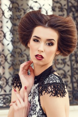 elbiseyle poz güzel genç kadın 