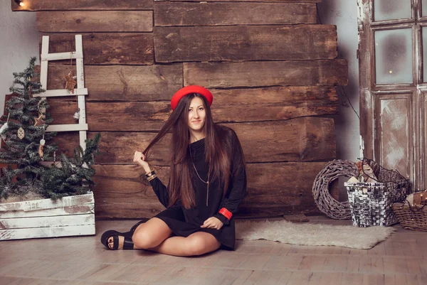 Foto Moda Mujer Hermosa Con Posando Oscuro Navidad —  Fotos de Stock