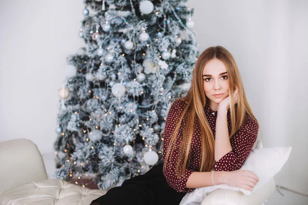 クリスマス 新年のお祝い 美しい休日は クリスマス ツリーと部屋を飾った ポーズ美しい少女 — ストック写真