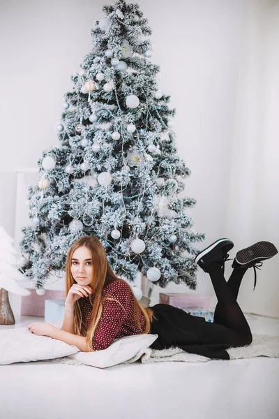 Karácsonyi Újév Ünnepe Szép Ünnep Díszített Szoba Karácsonyfa Gyönyörű Lány — Stock Fotó