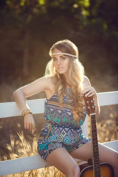 Beautiful Hippie Girl Guitar Park Sunset — Stock Photo, Image