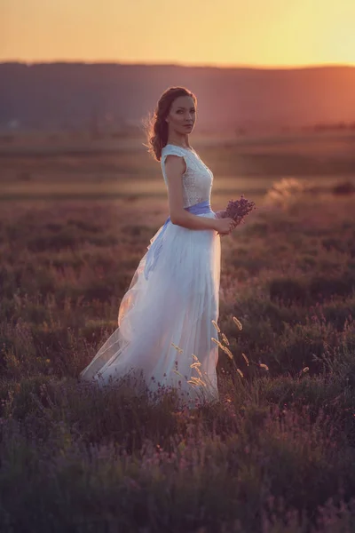 Portret Van Mooie Romantische Vrouw Fairy Gebied Van Lavendel Met — Stockfoto
