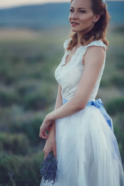 Portret Van Mooie Romantische Vrouw Fairy Gebied Van Lavendel Met — Stockfoto