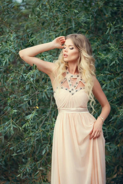 Parkta yürüyen genç güzel kadın. Güzel güzel kız moda stil portresi 