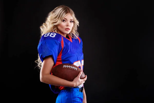 Loira Atlética Posando Como Jogador Futebol Americano Fundo Preto Bela — Fotografia de Stock