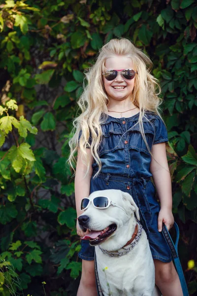 Schöne Blonde Mädchen Spielt Mit Ihrem Hund Außenporträt — Stockfoto