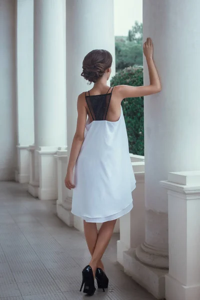 Hermosa Mujer Posando Vestido Livadia — Foto de Stock