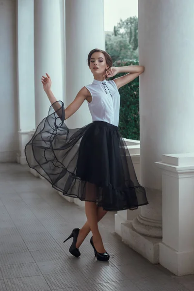 Hermosa Mujer Posando Vestido Livadia —  Fotos de Stock