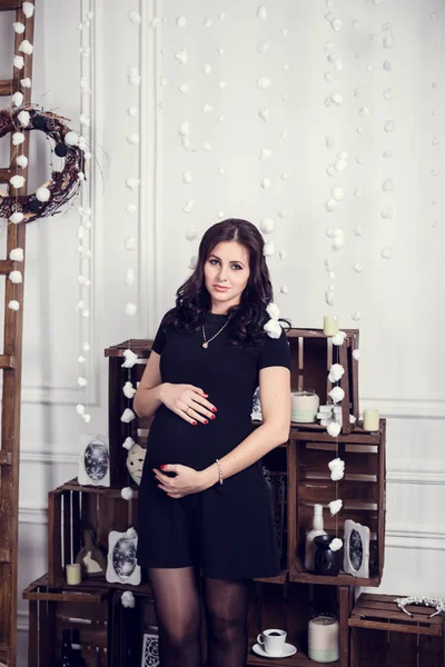 Mooie Zwangere Vrouw Winter Huis Met Kerstversiering — Stockfoto
