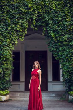 Moda güzel genç model yaz parkta poz.