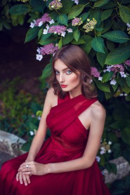 Moda güzel genç model yaz parkta poz.