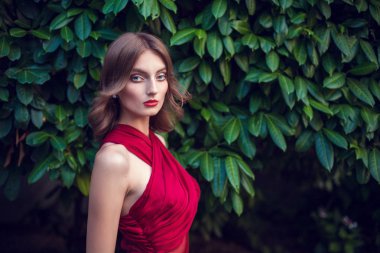 Moda güzel genç model yaz parkta poz.