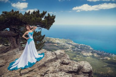 Güzel seksi kadın glamour moda modeli şık ve poz giyiyor. Crimea. Mount Ai-Petri