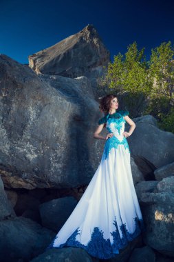 Güzel seksi kadın glamour moda modeli şık ve poz giyiyor. Crimea. Mount Ai-Petri