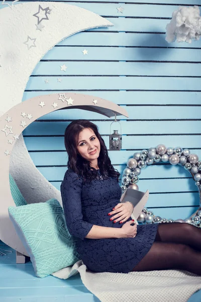 Schöne Schwangere Frau Winterhaus Mit Weihnachtsdekoration — Stockfoto