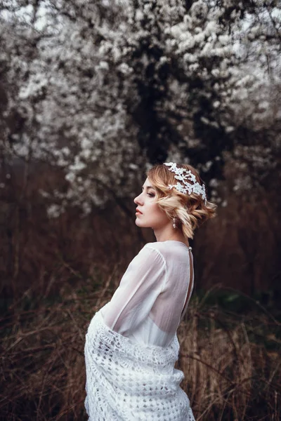 Ung Smuk Blondine Kvinde Poserende Med Blomster - Stock-foto