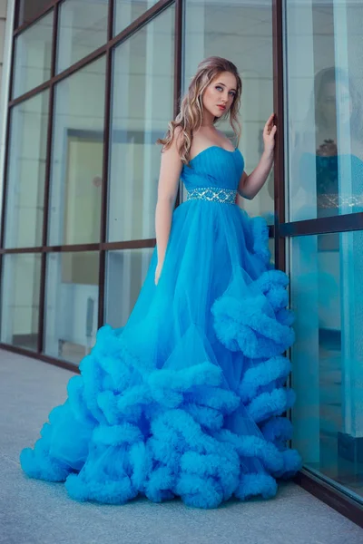 Modelo Jovem Bonita Vestido Azul Posando — Fotografia de Stock
