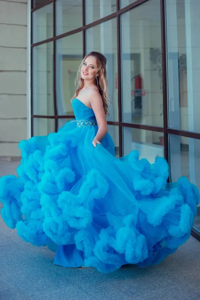 Modelo Jovem Bonita Vestido Azul Posando — Fotografia de Stock