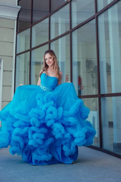 Modelo Jovem Bonita Vestido Azul Posando — Fotografia de Stock