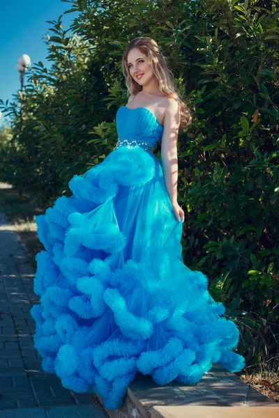 Hermosa Joven Modelo Vestido Azul Posando — Foto de Stock