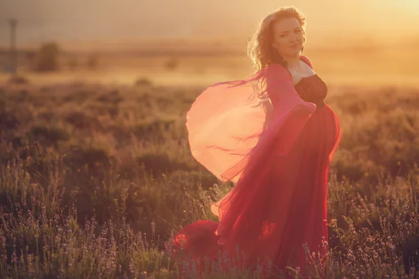 Krásná Těhotná Žena Levandulové Pole Sledování Západu Slunce Blonďatá Dáma — Stock fotografie
