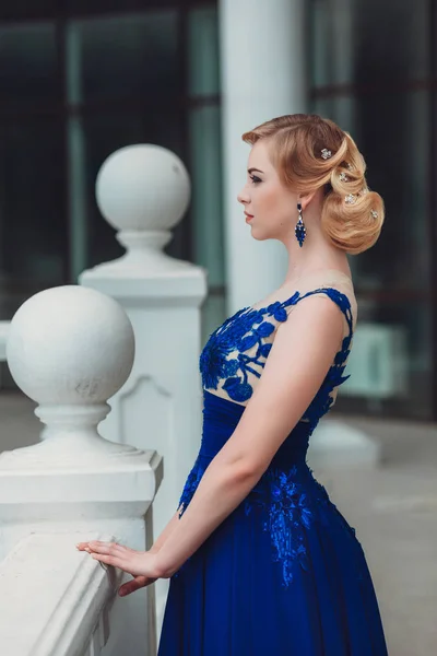 Jovem Bela Menina Elegante Posando Livre — Fotografia de Stock