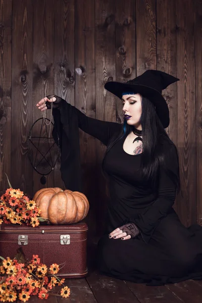 ハロウィーンの魔女 魔女帽子と衣装の美しい若い女性 ハロウィーン アート デザイン — ストック写真
