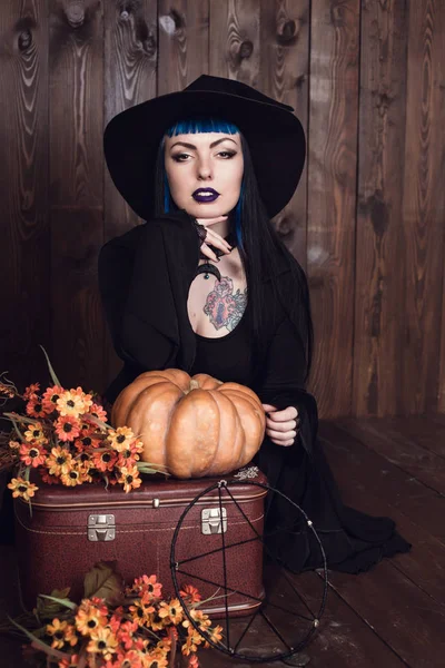 Ведьма Хэллоуина Красивая Молодая Женщина Колпаке Костюме Ведьмы Хелоуинский Дизайн — стоковое фото