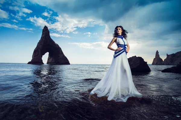 美しいセクシーな女性のグラマー ファッションモデルのスタイリッシュなドレスを着ています クリミア自治共和国 Karadag をぜひご予約ください 岩ゴールデン ゲート — ストック写真